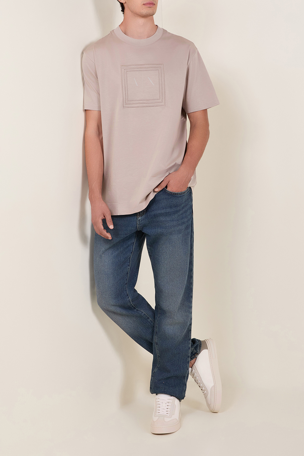 תמונת דוגמן קידמית של נעלי סניקרס