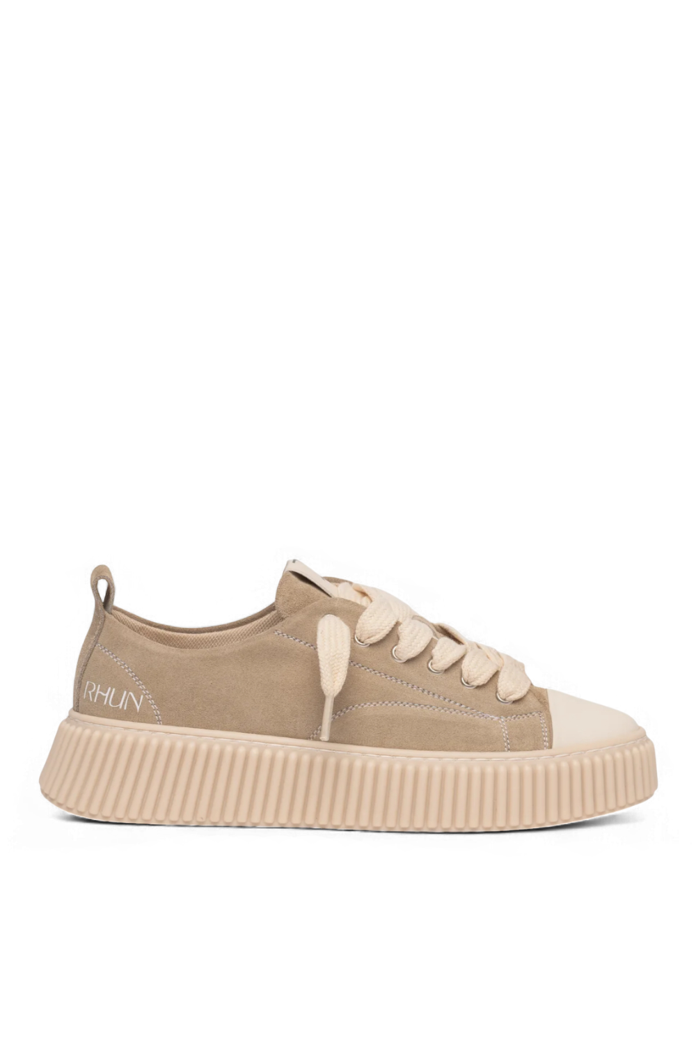 תמונה קידמית של נעלי סניקרס 2020