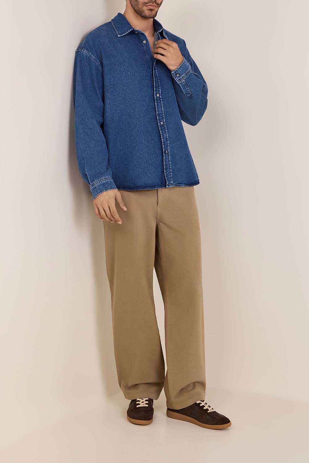 תמונת דוגמן קידמית של נעלי סניקרס