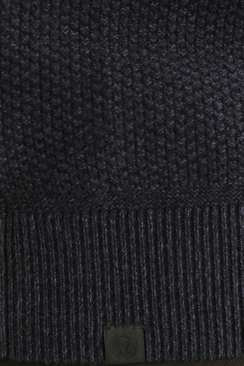 תמונת תקריב דוגמן של Textured Knit Crewneck Sweater