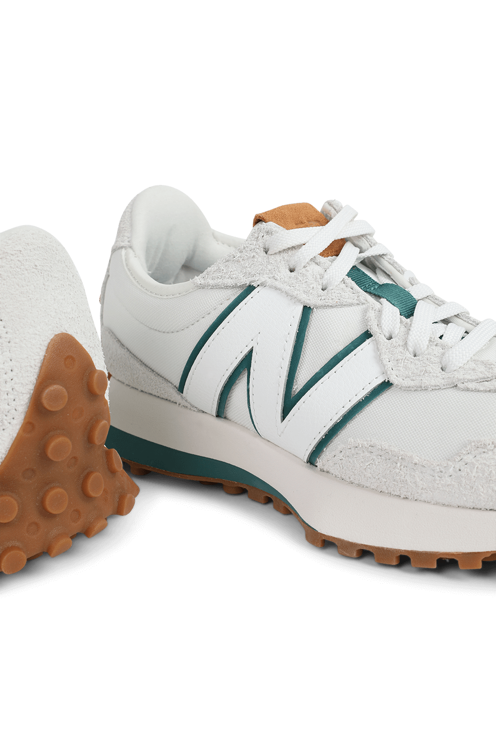 תמונת תקריב של נעלי סניקרס 327