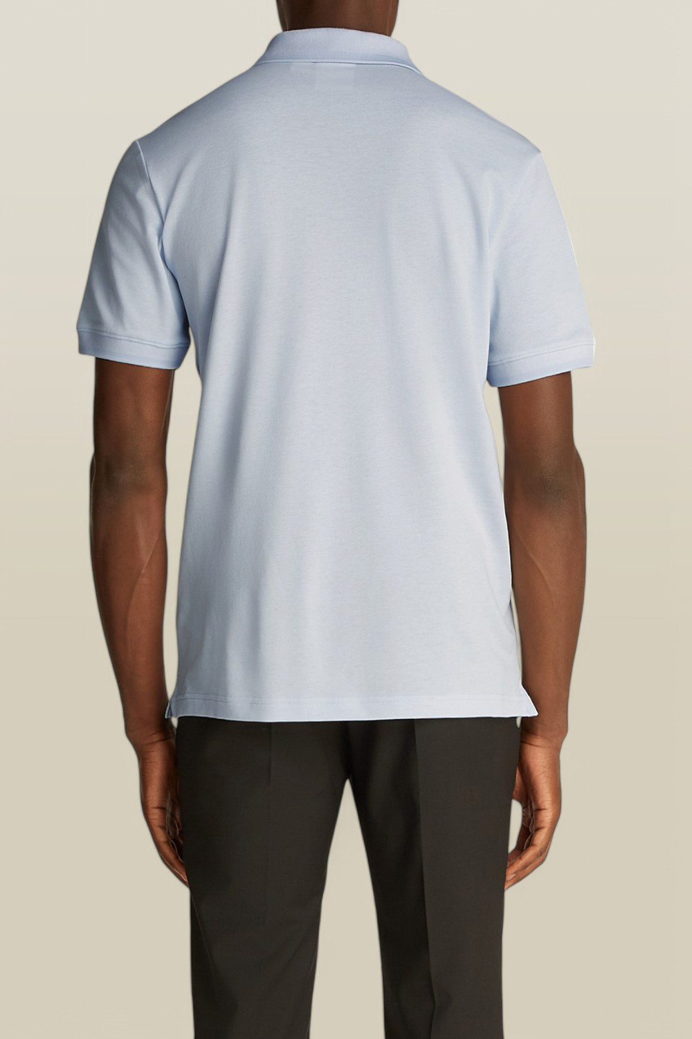 תמונת דוגמן אחורית של חולצת פולו סלים פיט