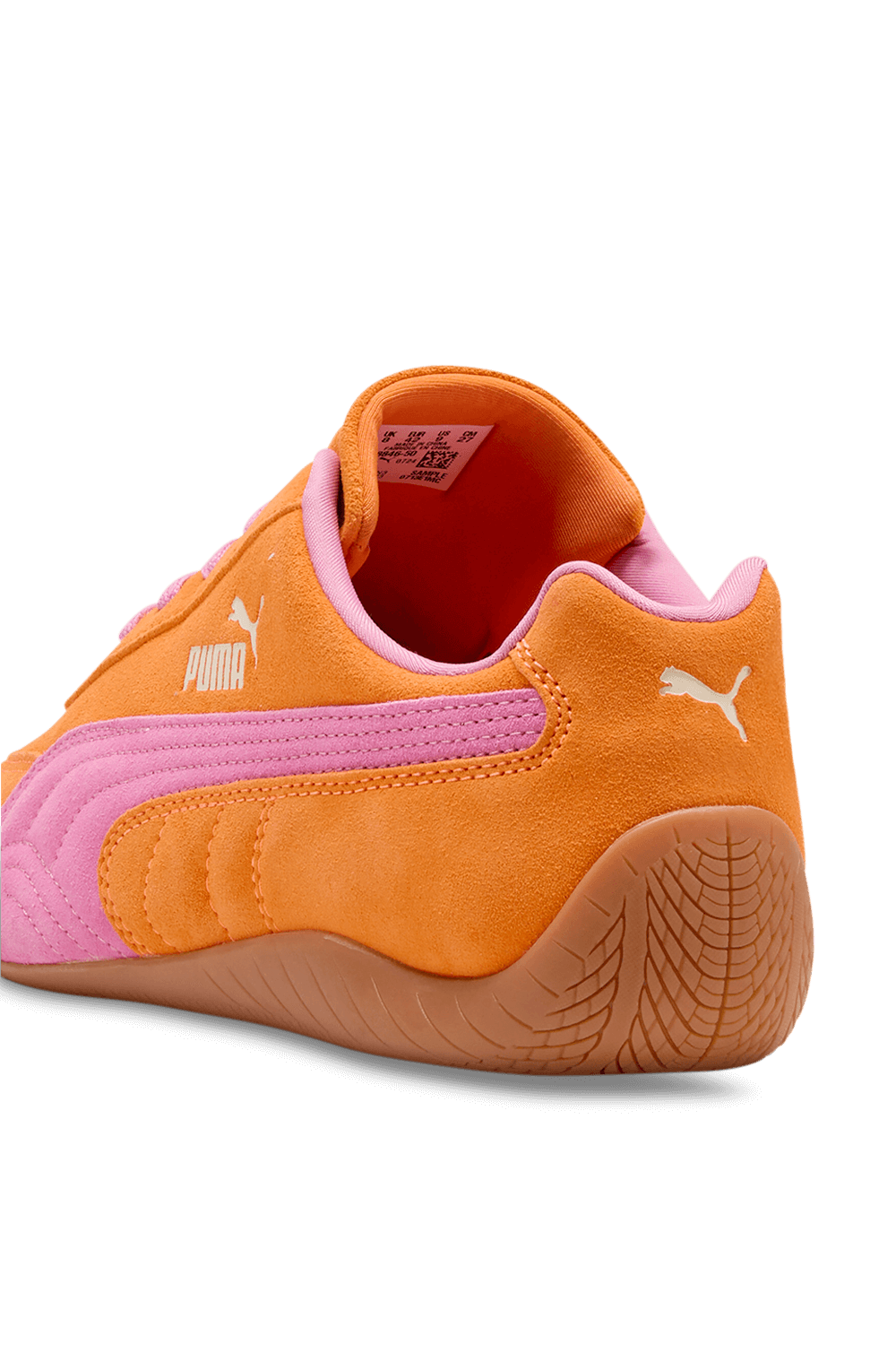 תמונת תקריב של נעלי סניקרס ספידקאט