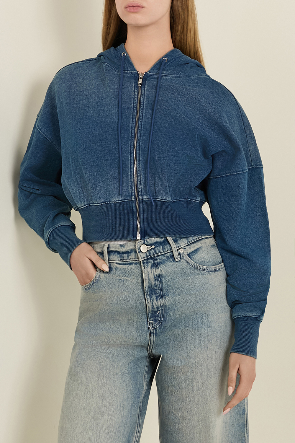 תמונת דוגמן קידמית של סווטשירט קפוצ'ון קרופ