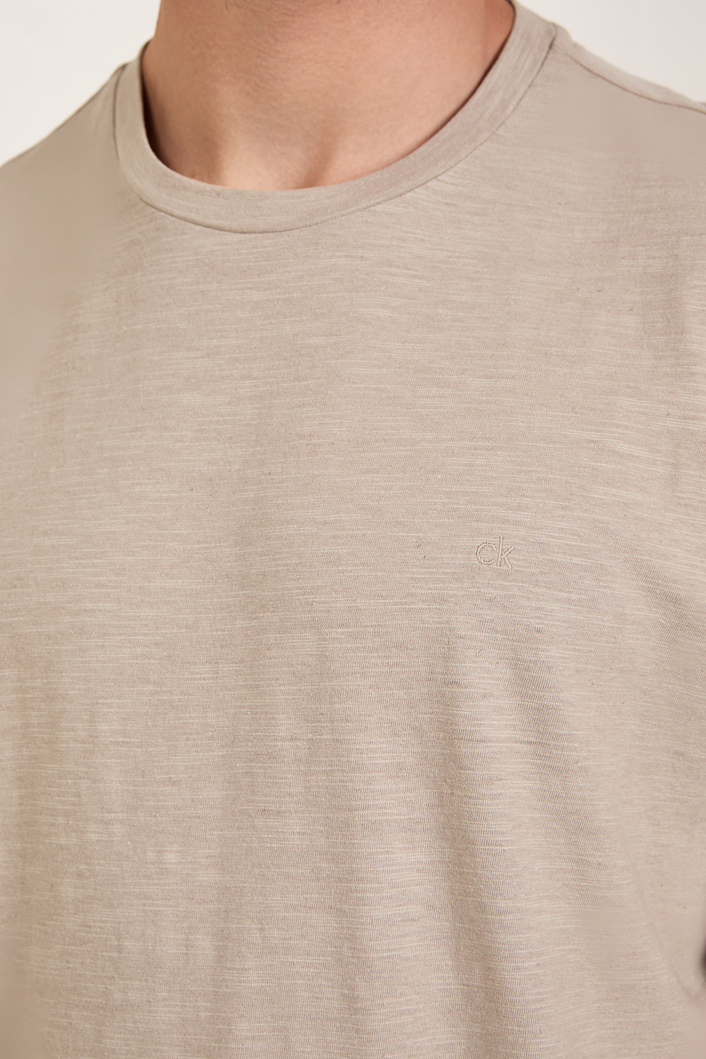 תמונת תקריב דוגמן של חולצת טי