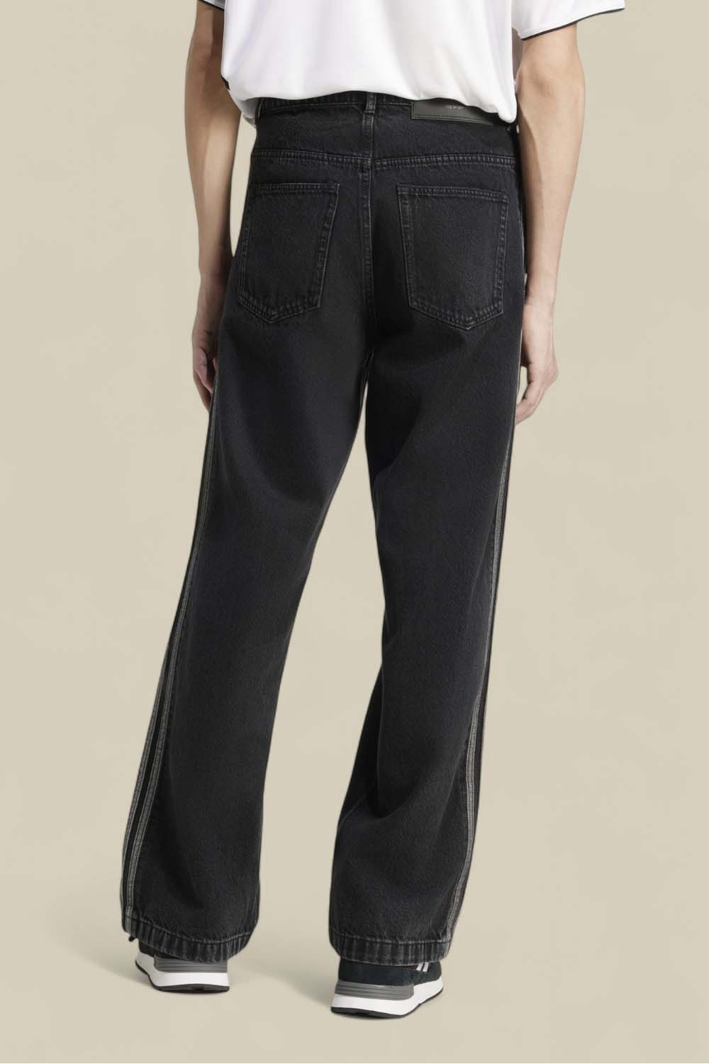 תמונת דוגמן אחורית של מכנסי ג'ינס