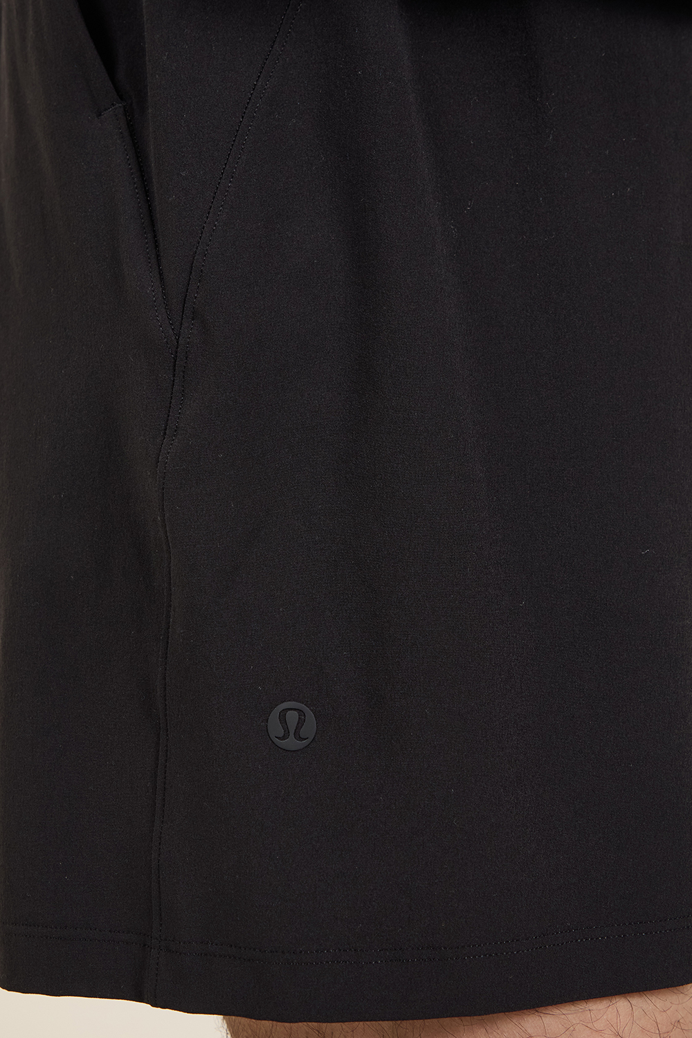 תמונת תקריב דוגמן של Balancer Woven Relaxed-Fit Short 7