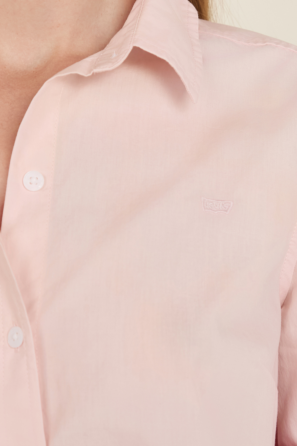 תמונת תקריב דוגמן של חולצת כפתורים