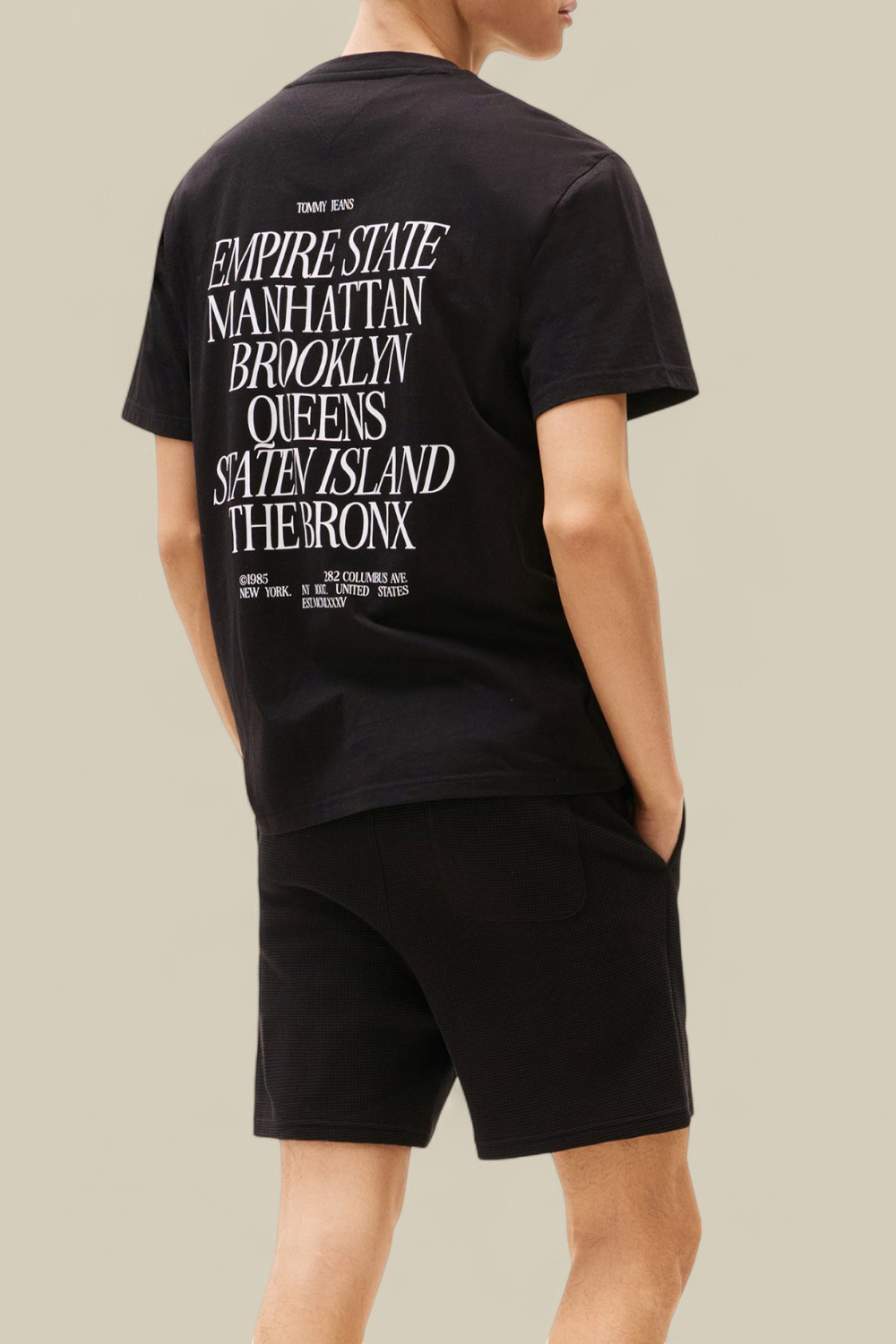 תמונת דוגמן אחורית של חולצת טי