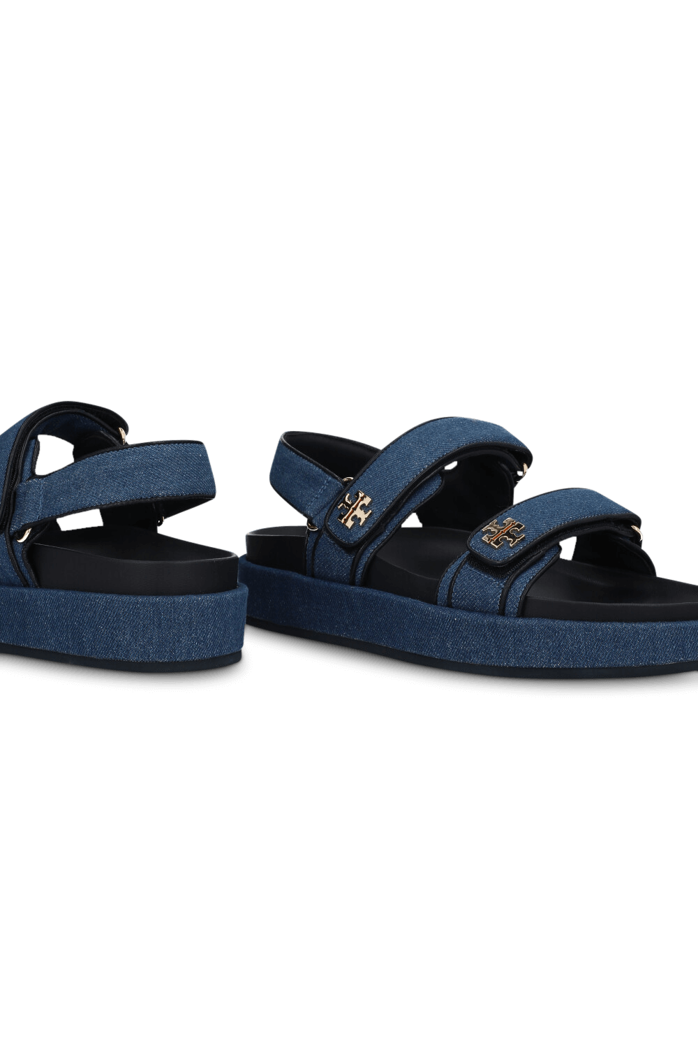 תמונת תקריב של סנדלי קירה ספורט ג'ינס