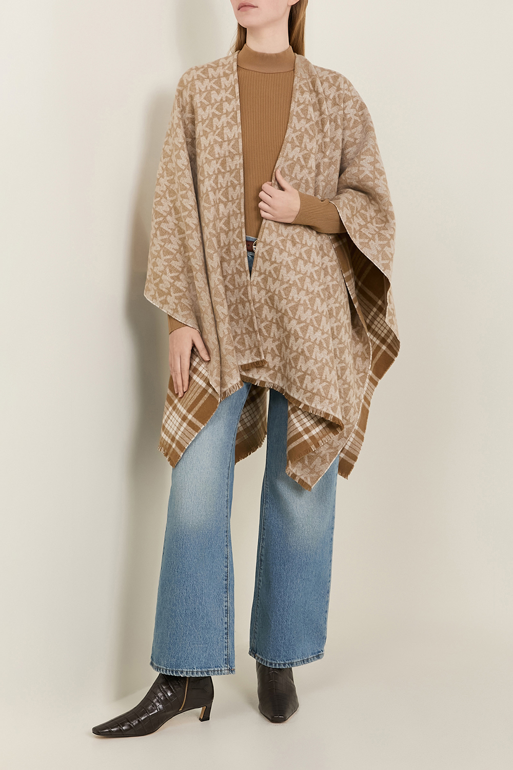 תמונת דוגמן קידמית של פונצ'ו צמר דו צדדי