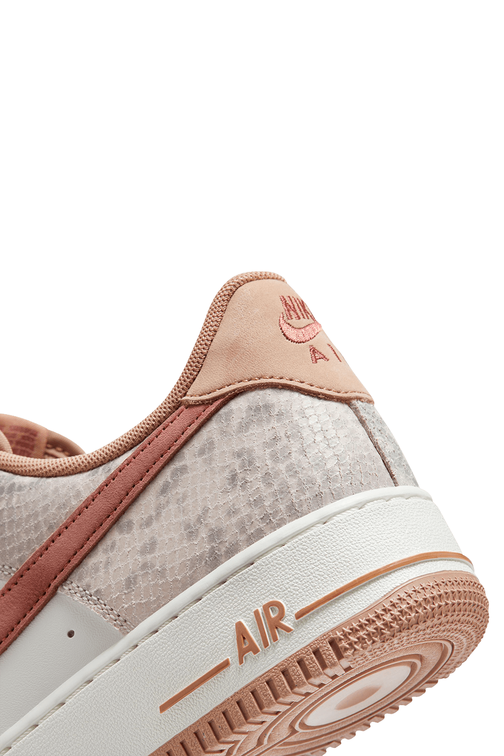 תמונת תקריב של נעלי סניקרס אייר פורס 1 07