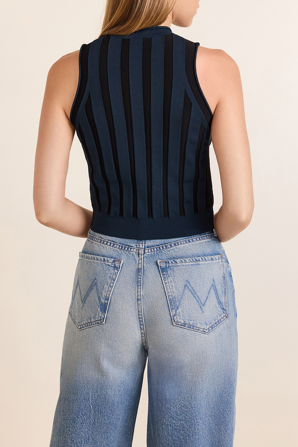 תמונת דוגמן אחורית של גופיית ריב