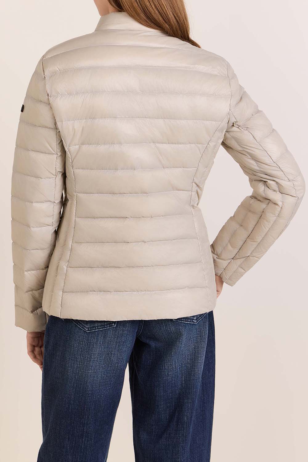 תמונת דוגמן אחורית של מעיל פוך