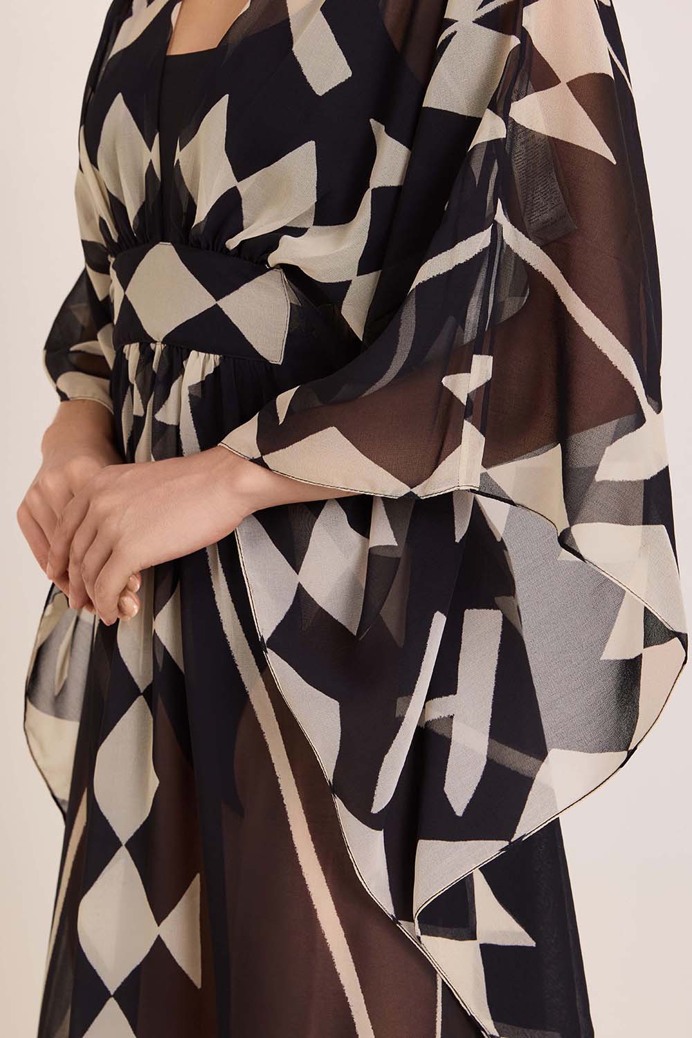 תמונת תקריב דוגמן של שמלת כפתן