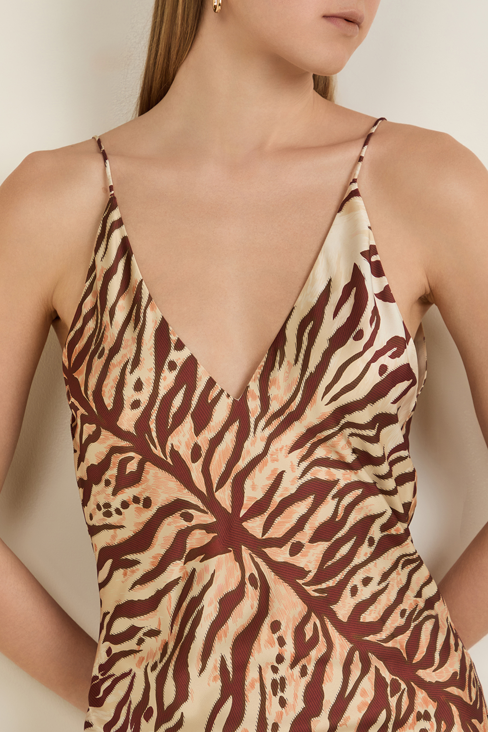 תמונת תקריב דוגמן של שמלת מקסי