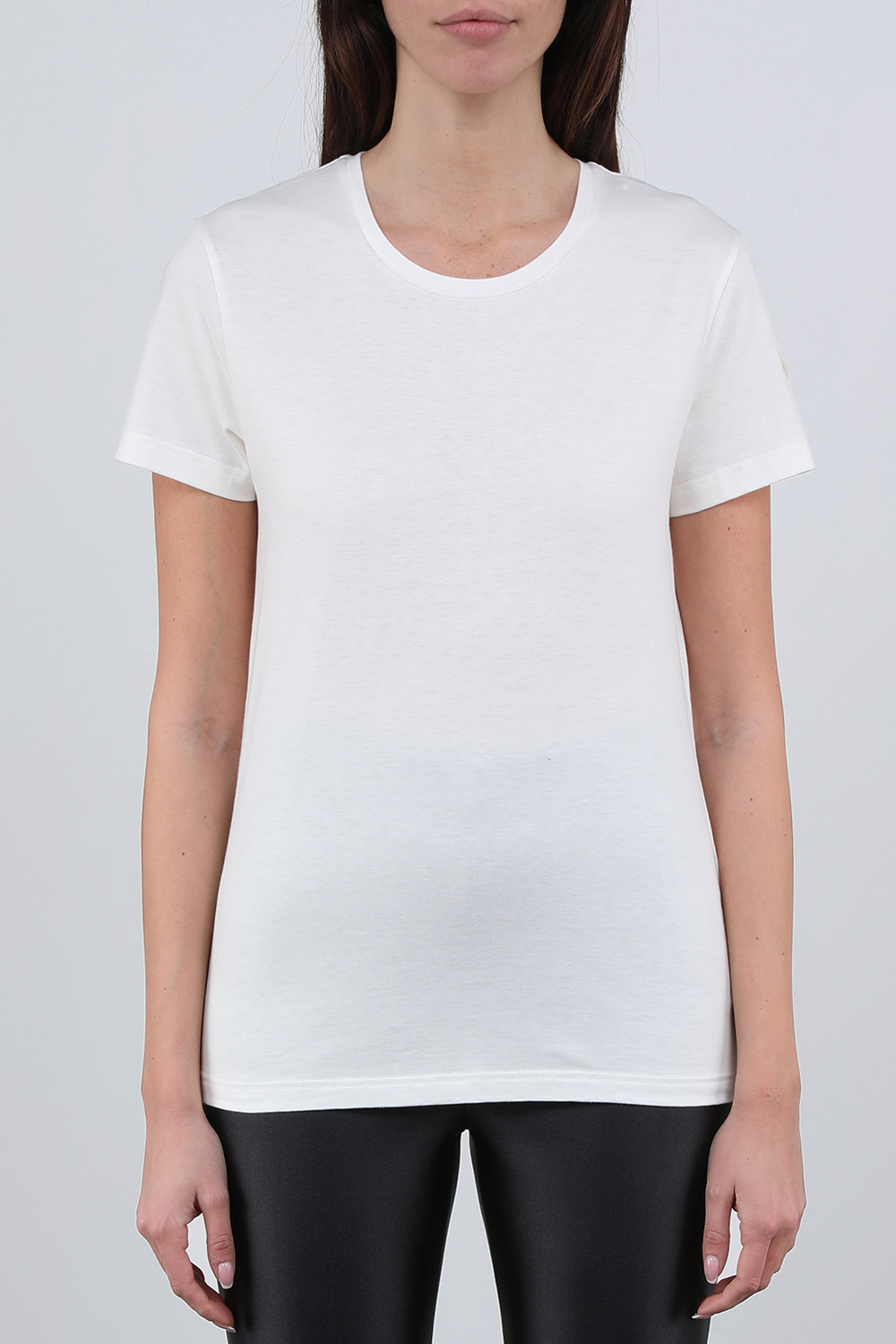 תמונת דוגמן קידמית של חולצה לבנה עם לוגו