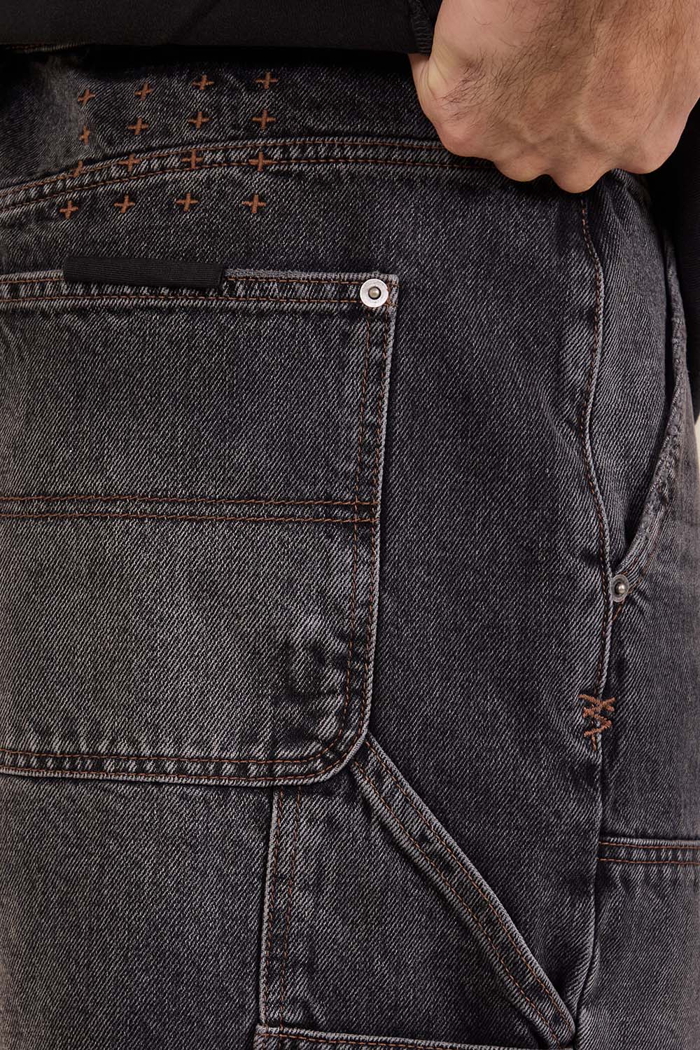 תמונת דוגמן אחורית של מכנסי ג'ינס רחבים