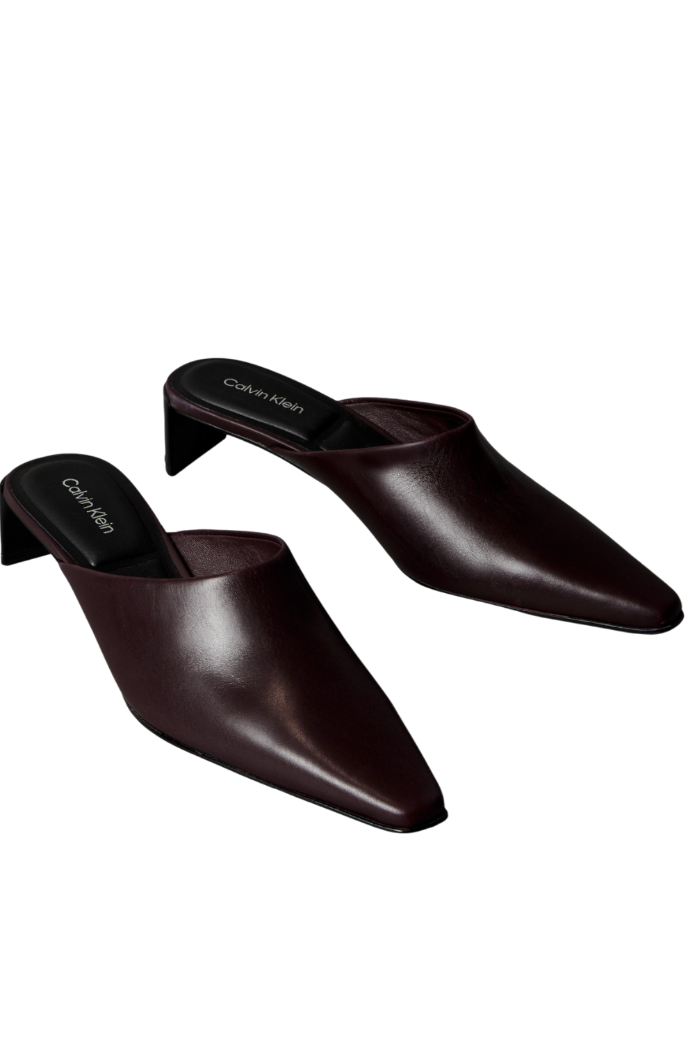 תמונת פנים של נעלי עקב קטן מיולס