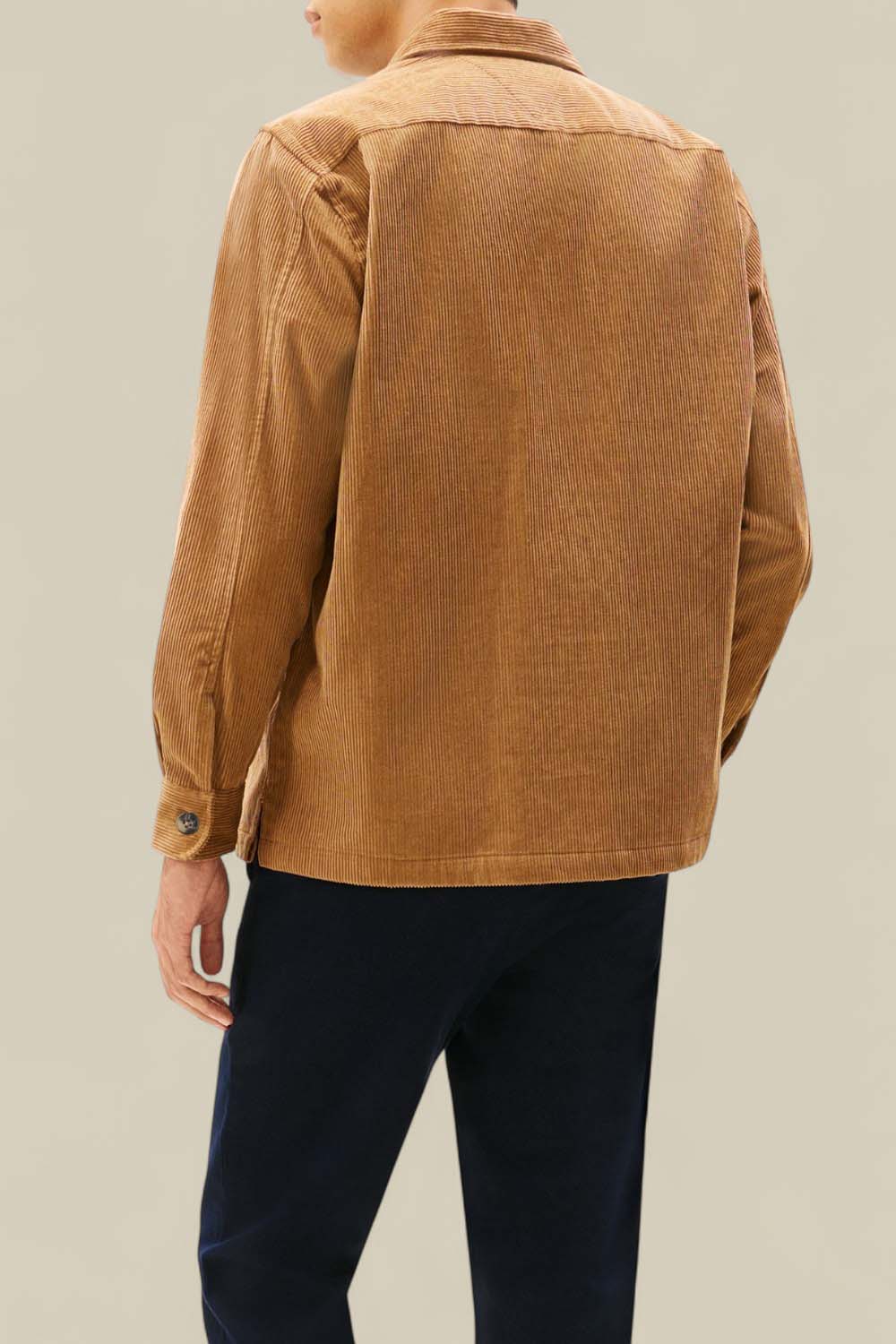 תמונת דוגמן אחורית של חולצת קורדרוי מכופתרת