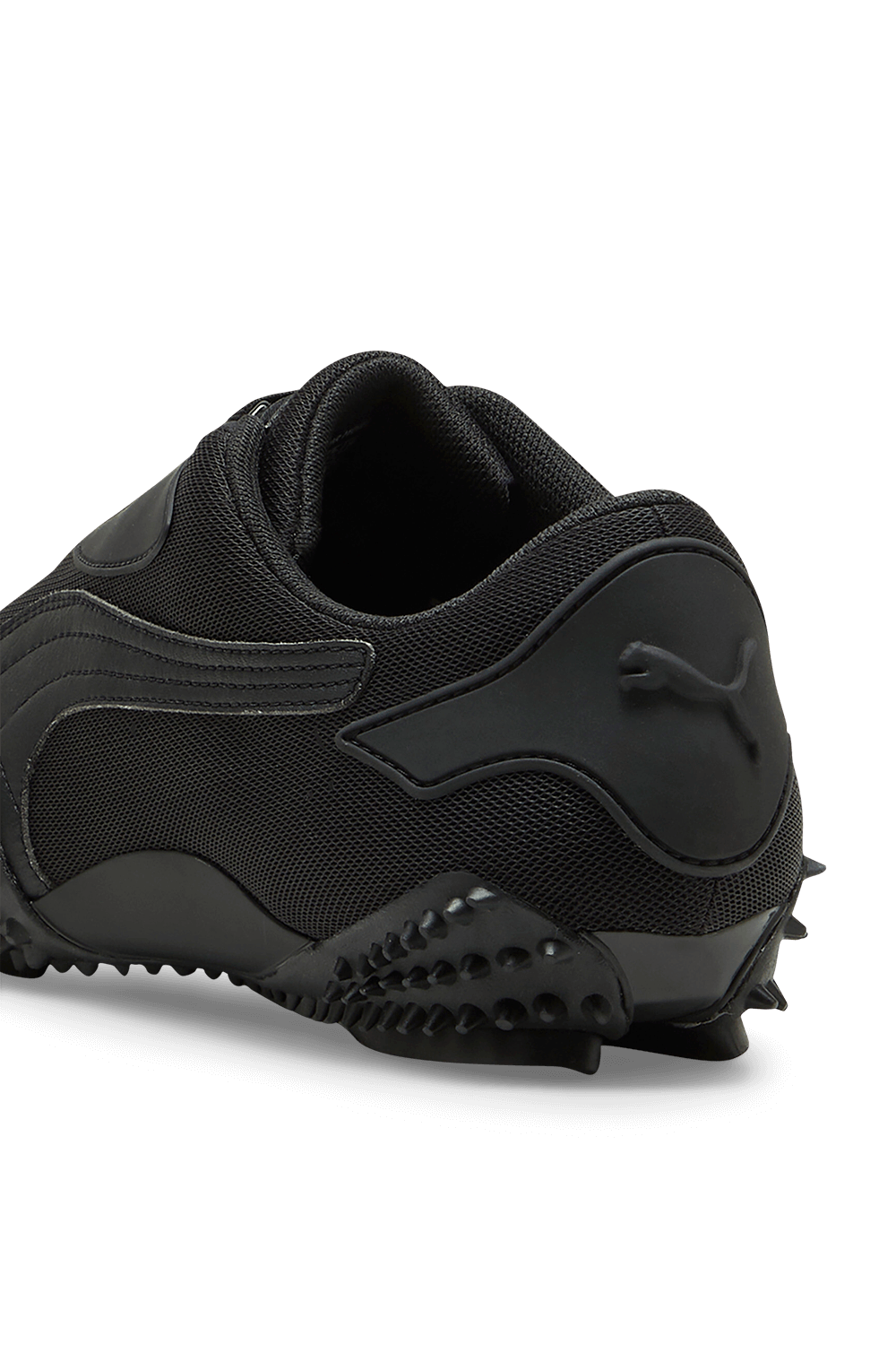 תמונת תקריב של נעלי סניקרס מוסטרו