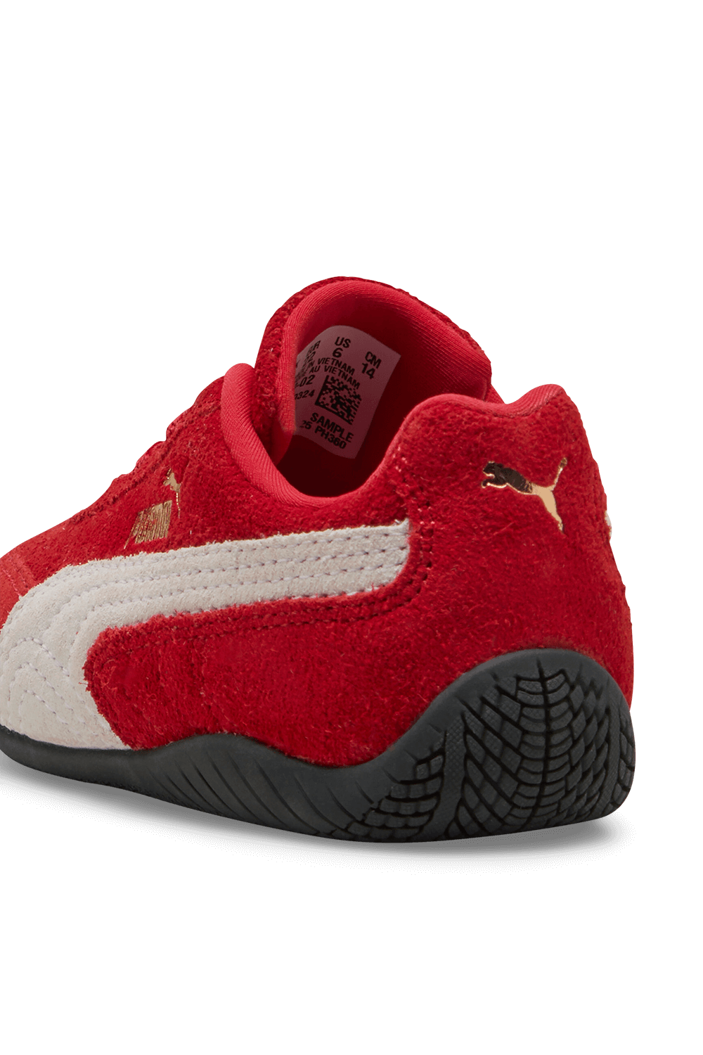 תמונת תקריב של נעלי סניקרס ספידקאט