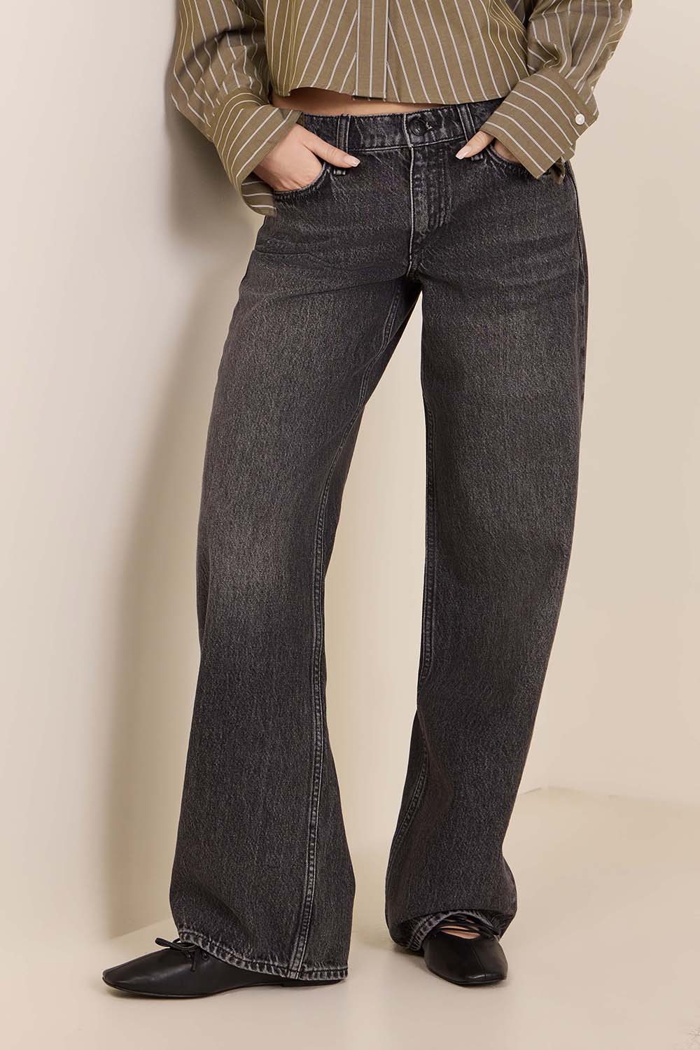 תמונת דוגמן קידמית של מכנסי ג'ינס בגזרה ישרה