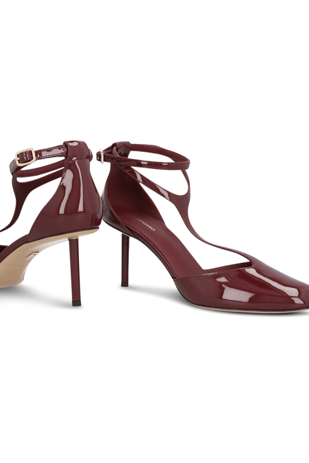 תמונת תקריב של נעלי עקב לכה