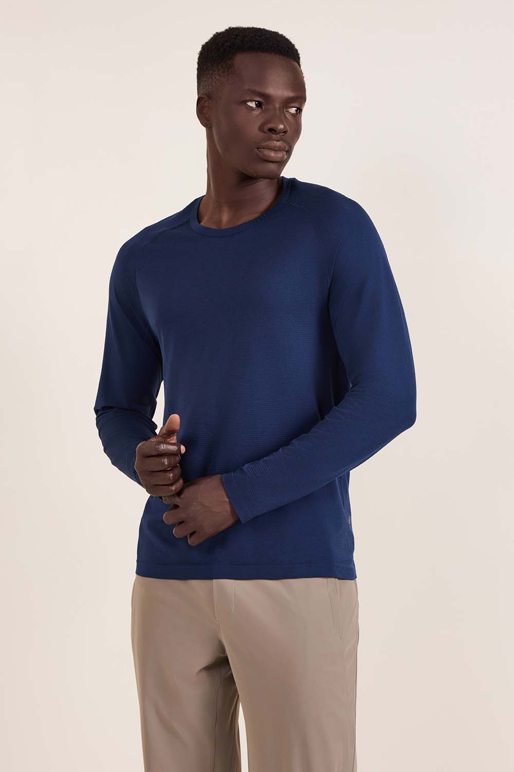 תמונת דוגמן קידמית של Metal Vent Tech Long-Sleeve Shirt