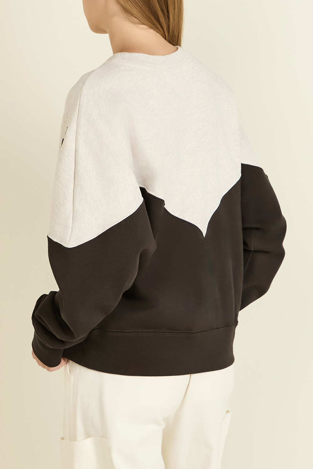 תמונת דוגמן אחורית של סווטשירט עם צווארון מעוגל