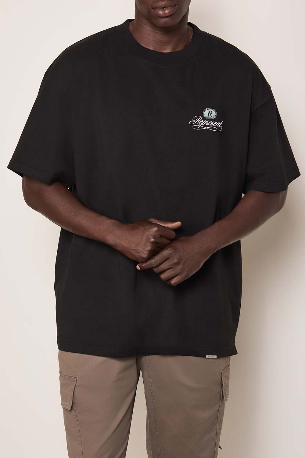 תמונת דוגמן קידמית של חולצת טי אוברסייז