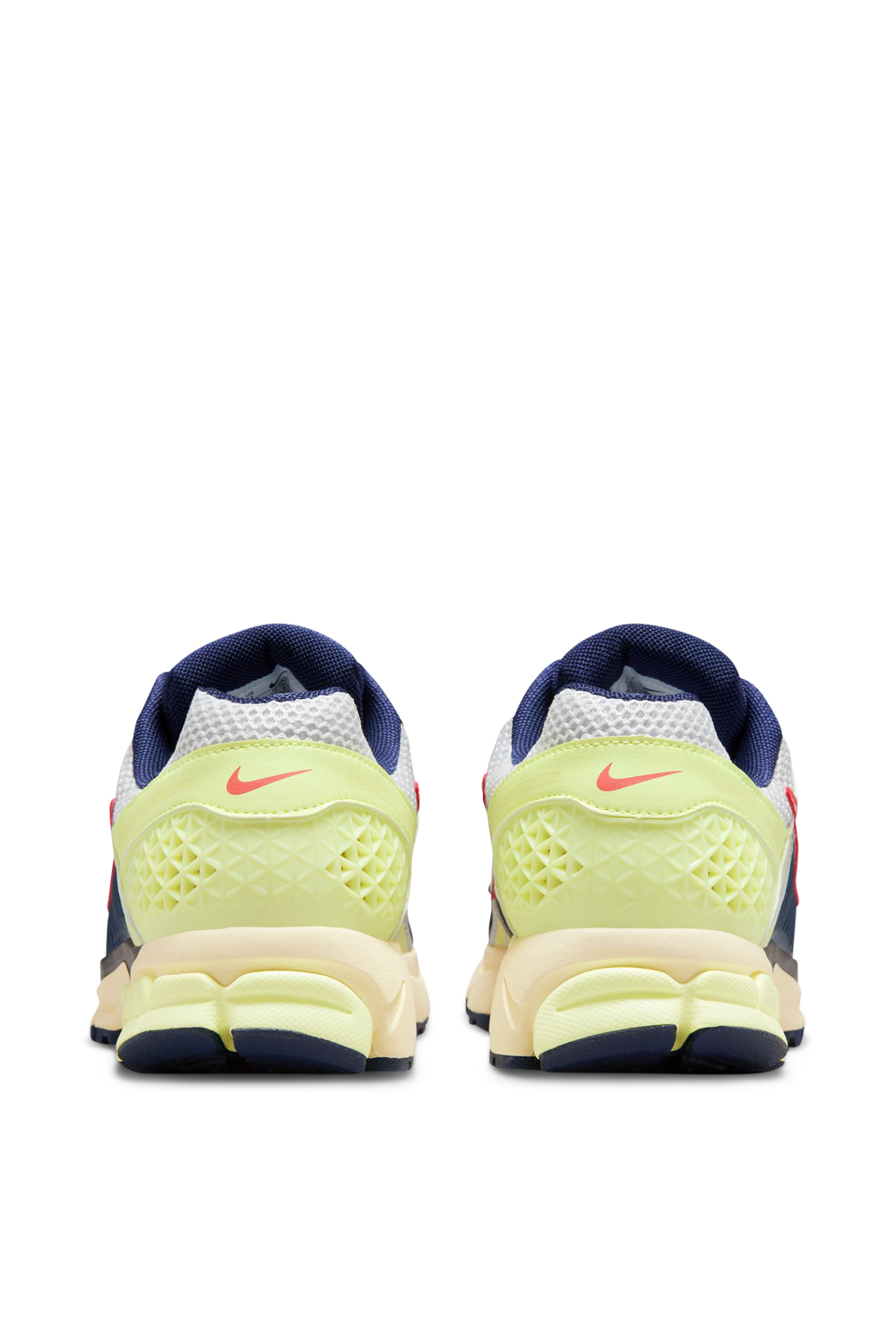 תמונת תקריב של נעלי סניקרס זום וומרו 5