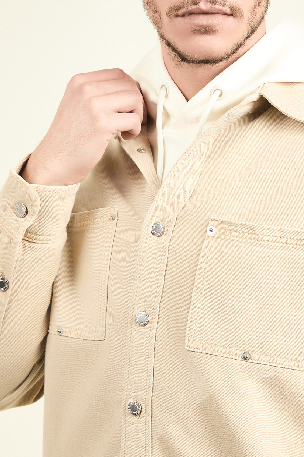 תמונת תקריב דוגמן של ז'קט ג'ינס