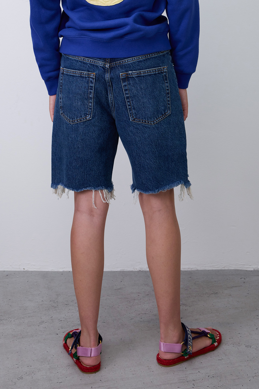 תמונת דוגמן אחורית של מכנסי ג'ינס קצרים