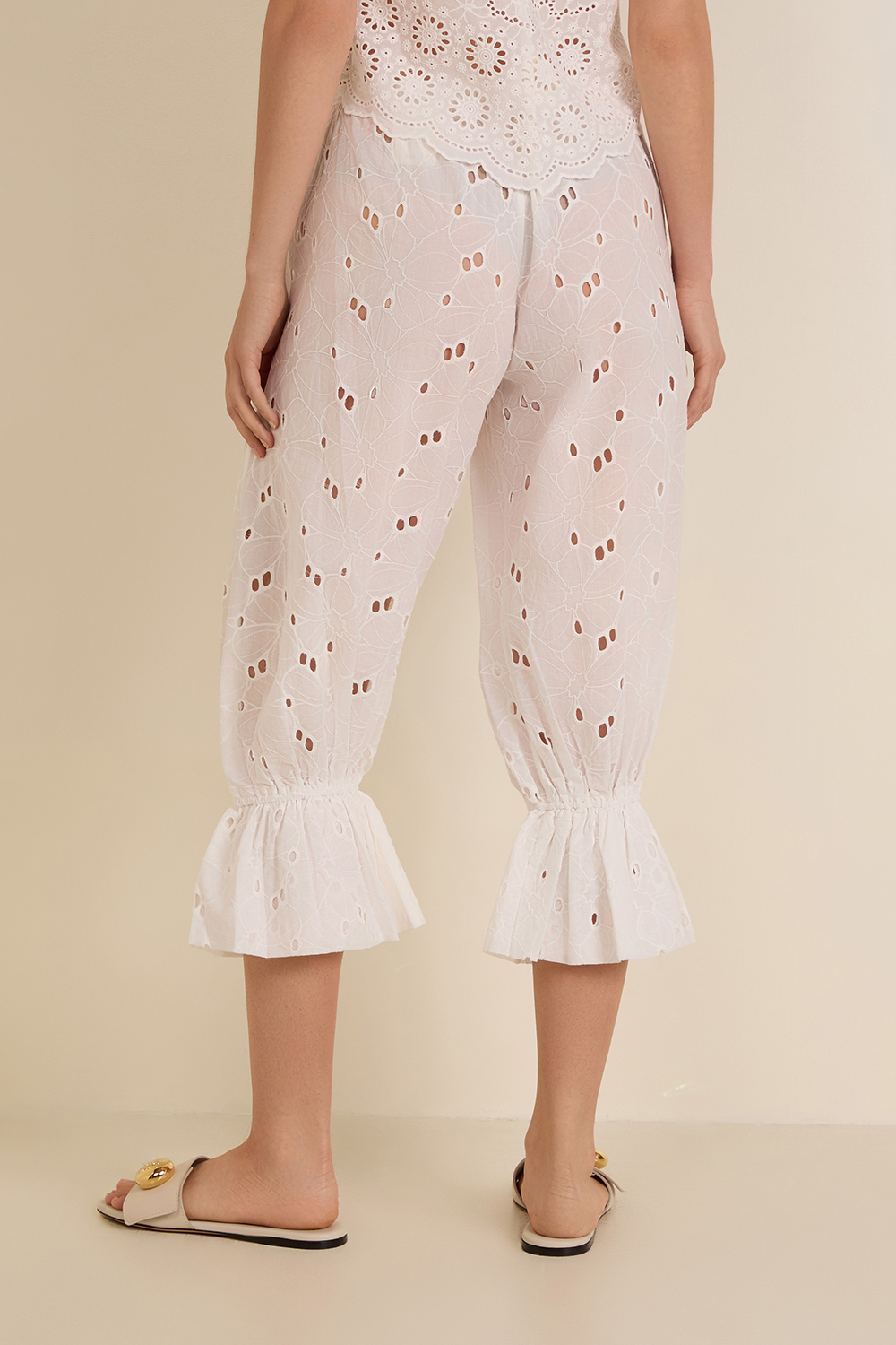 תמונת דוגמן אחורית של מכנסי קאפרי