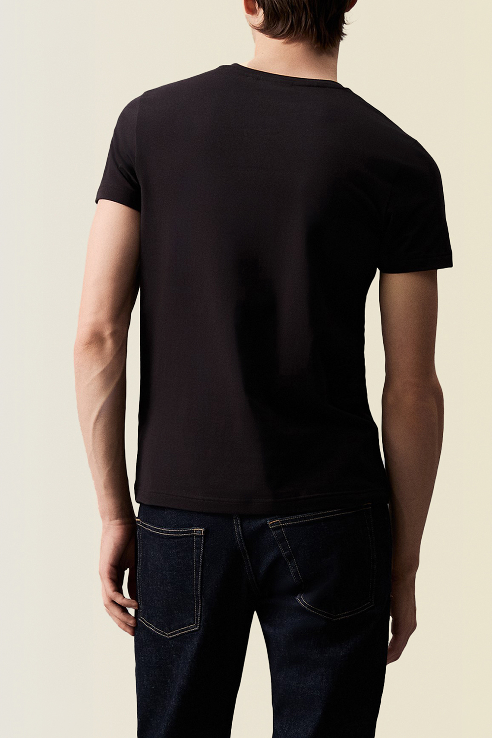 תמונת דוגמן אחורית של חולצת טי בגזרת סלים