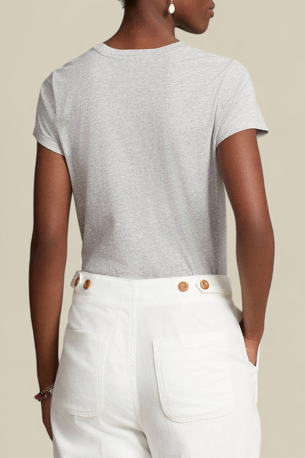 תמונת דוגמן אחורית של חולצת פולו קצרה