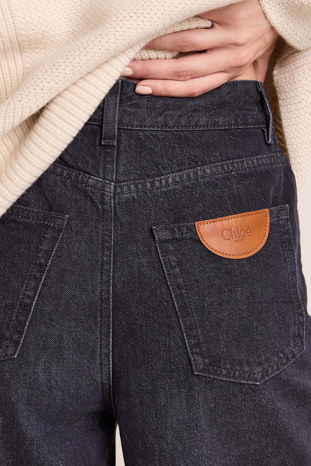 תמונת תקריב דוגמן של מכנסי ג'ינס מתרחבים