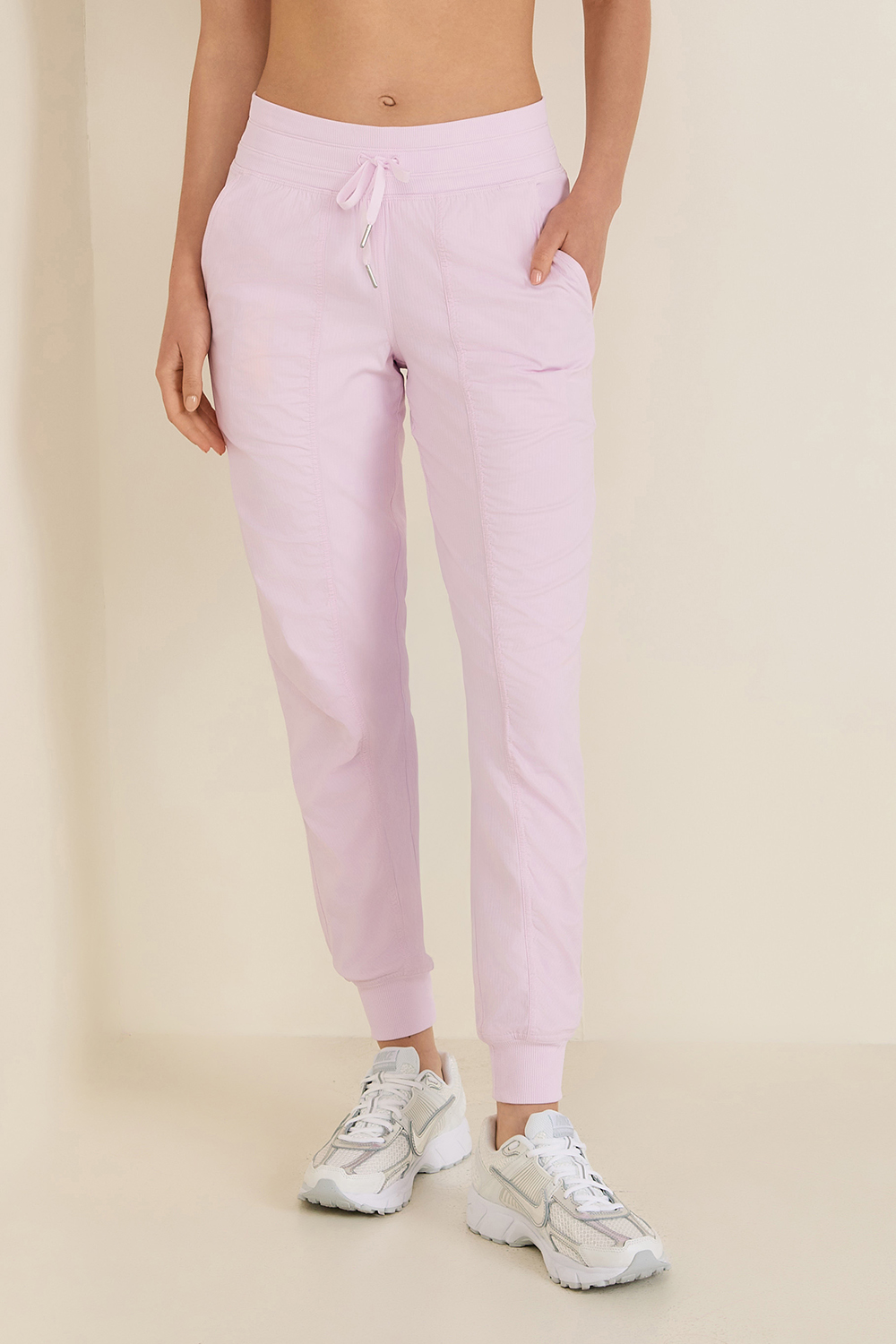 תמונת דוגמן קידמית של Dance Studio Mid-Rise Jogger Lined