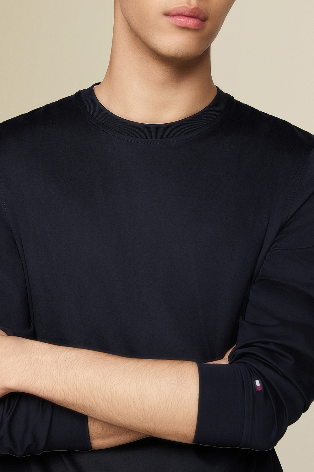 תמונת תקריב דוגמן של חולצת טי ארוכה