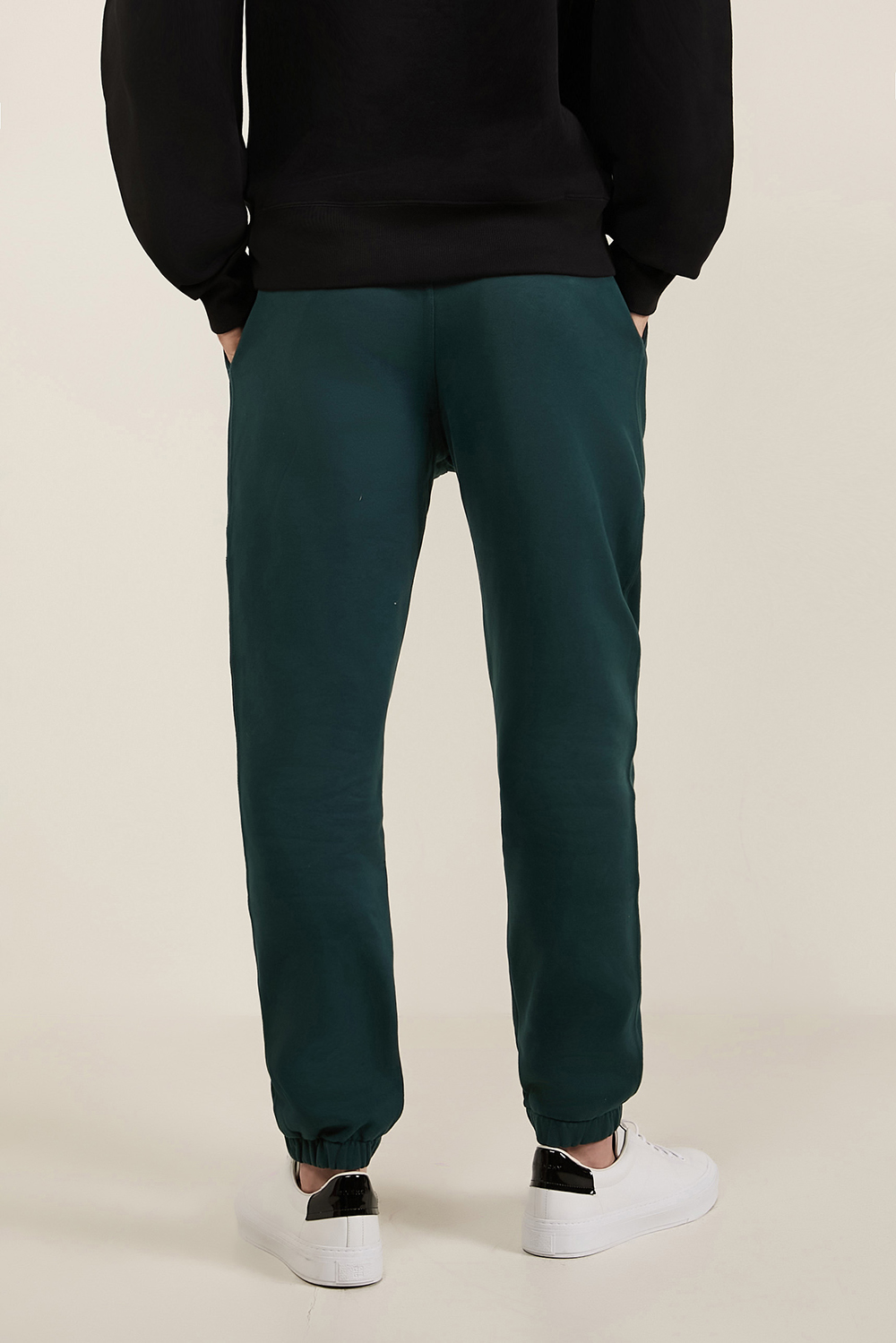 תמונת דוגמן אחורית של מכנסי ג'וג