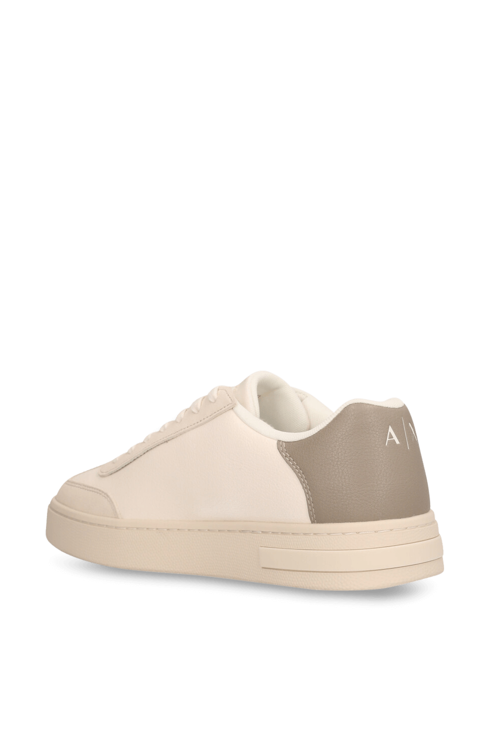 תמונה אחורית של נעלי סניקרס