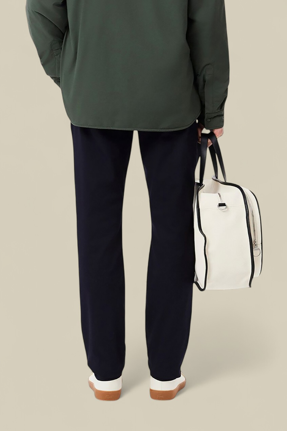 תמונת דוגמן אחורית של מכנסי צ'ינו סלים פיט