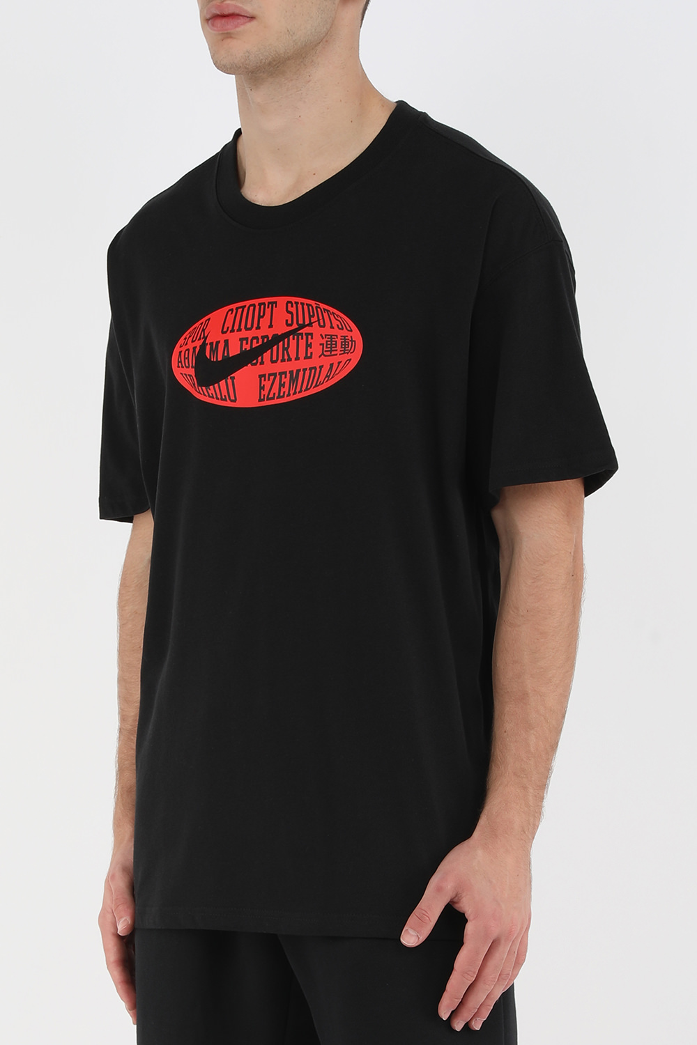 תמונת דוגמן קידמית של טי שירט קצרה עם לוגו פוטבול בגוון שחור