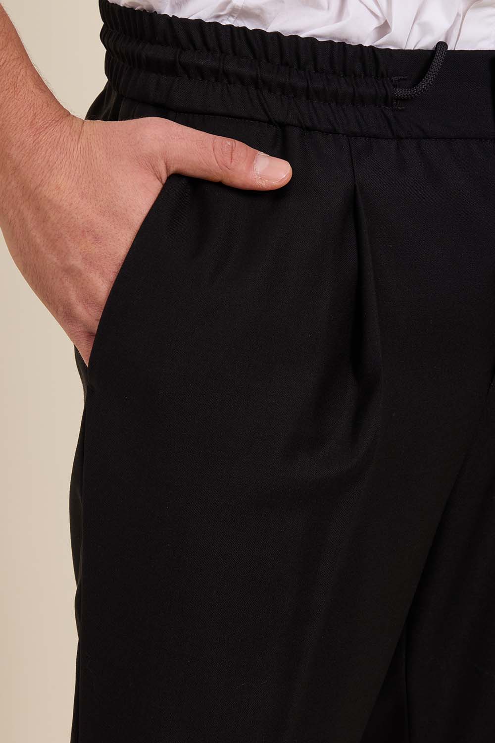 תמונת תקריב דוגמן של מכנסיים מחויטים סלים פיט