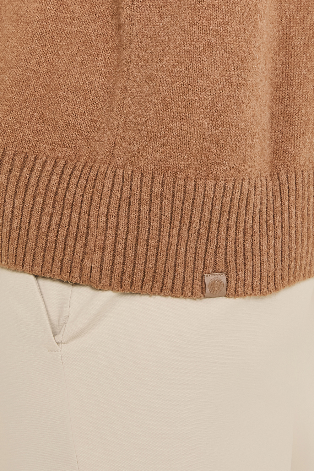 תמונת תקריב דוגמן של Relaxed-Fit Crewneck Knit Sweater