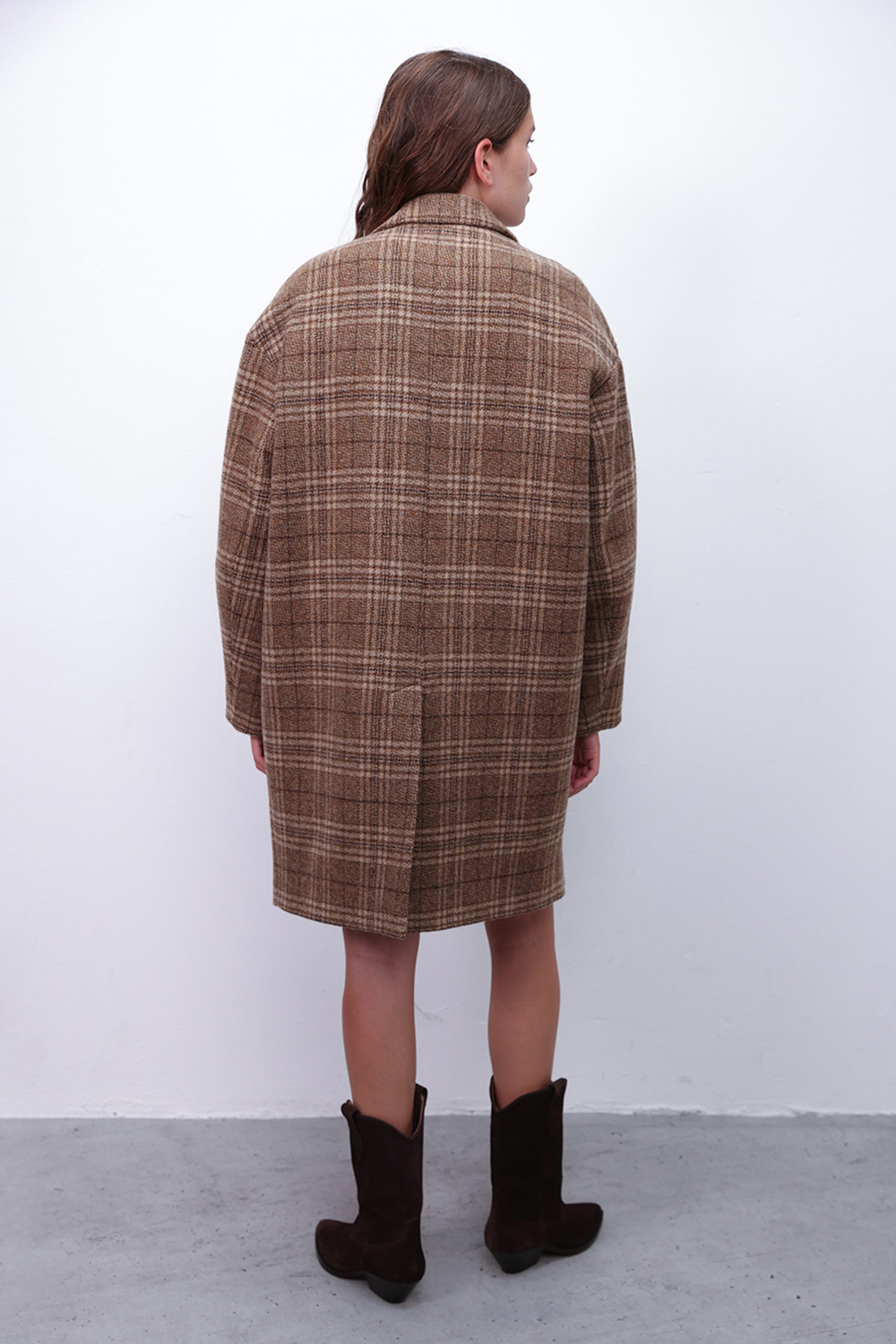 תמונת דוגמן אחורית של סווטשירט עם צווארון מעוגל