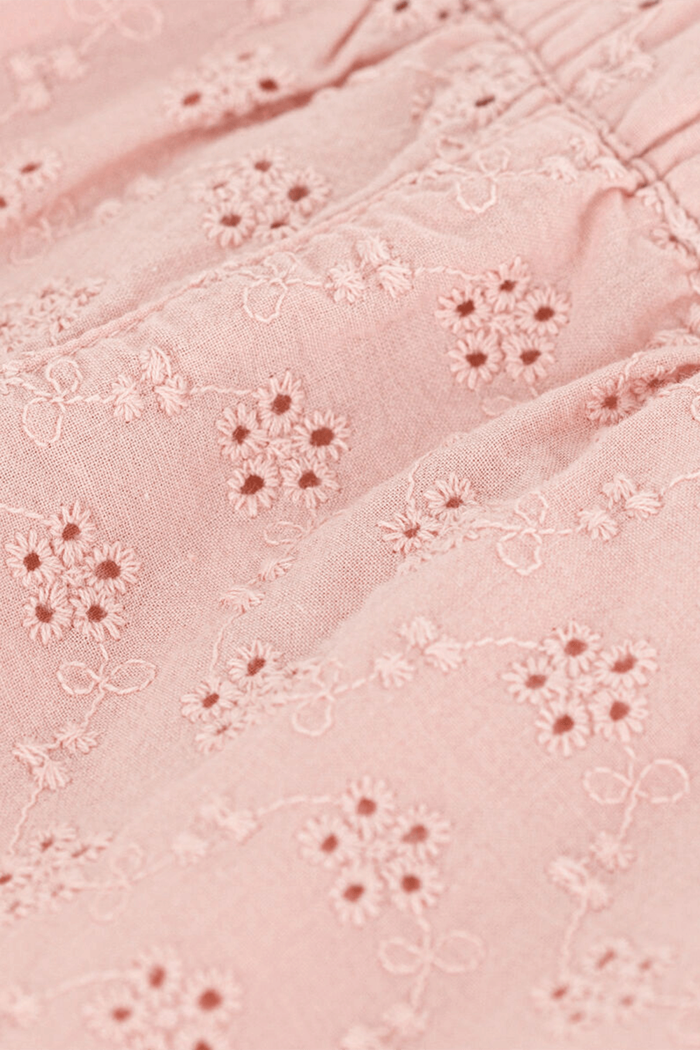 תמונת תקריב של מכנסיים קצרים עם רקמה