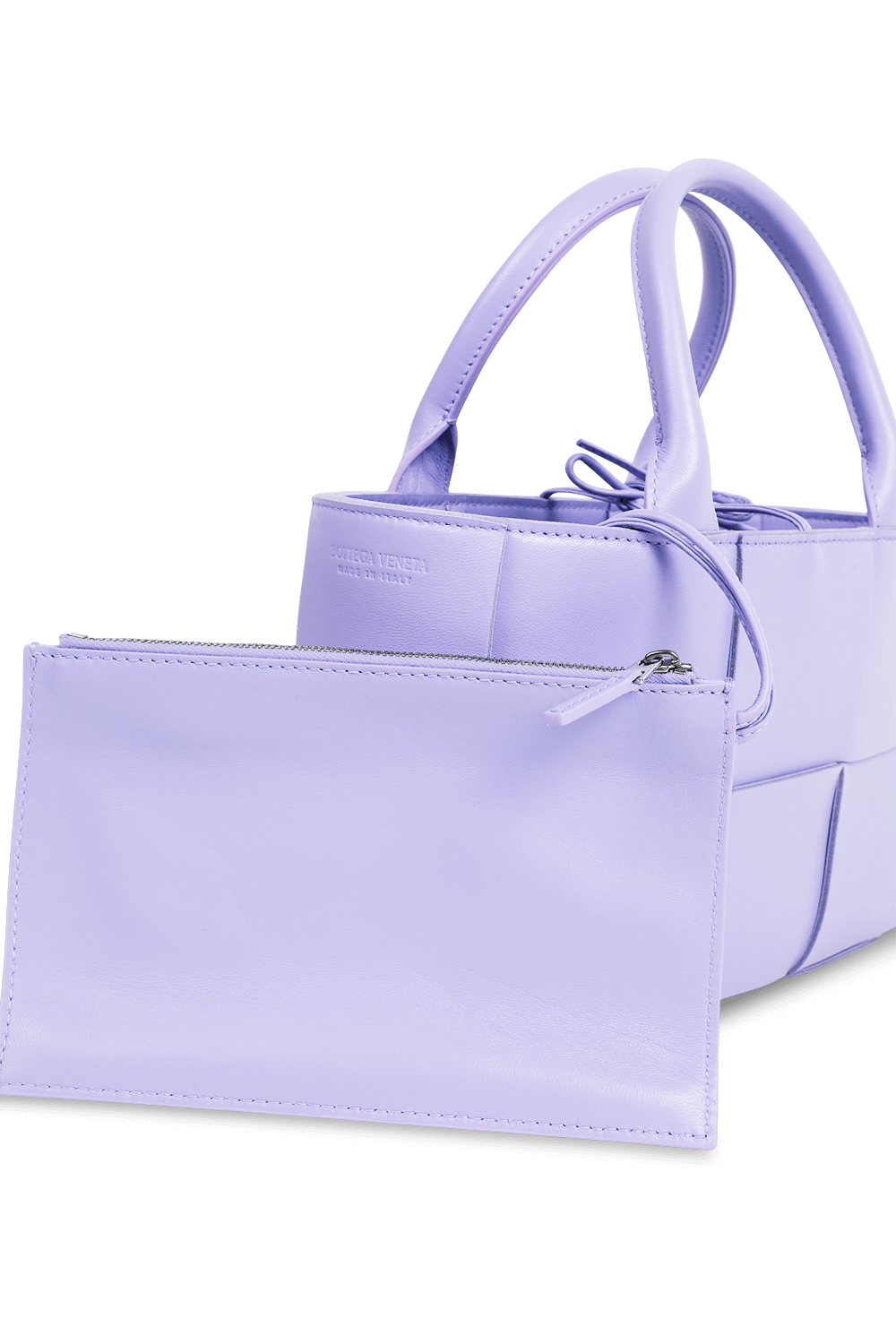 תמונת תקריב של תיק נשיאה שתי וערב עם ארנק