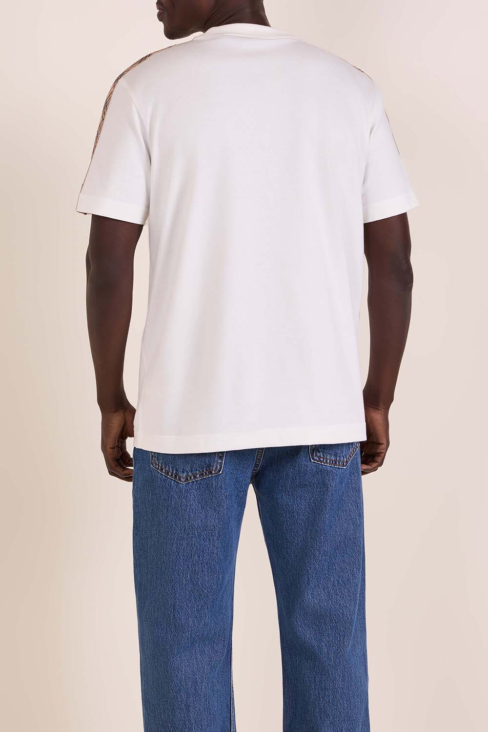 תמונת דוגמן אחורית של חולצת טי